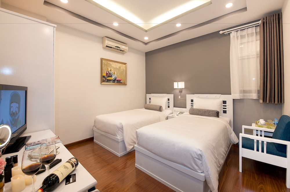 DELUXE, TWIN BEDS, NO WINDOW