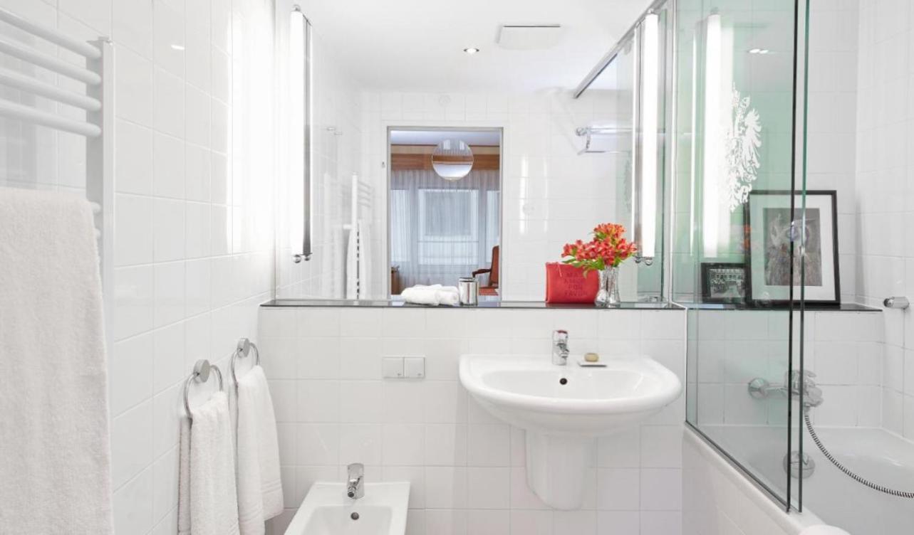 Hotel Pension De Lux 16/19