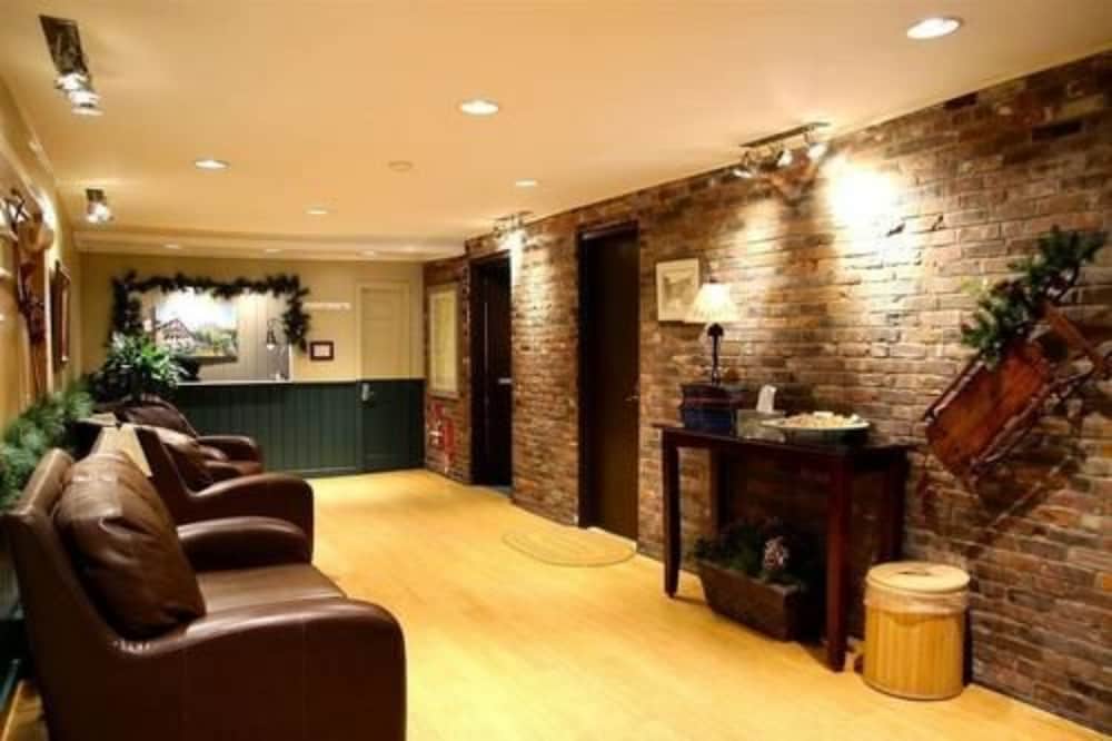 NORTHERN LIGHTS LODGE 8/70