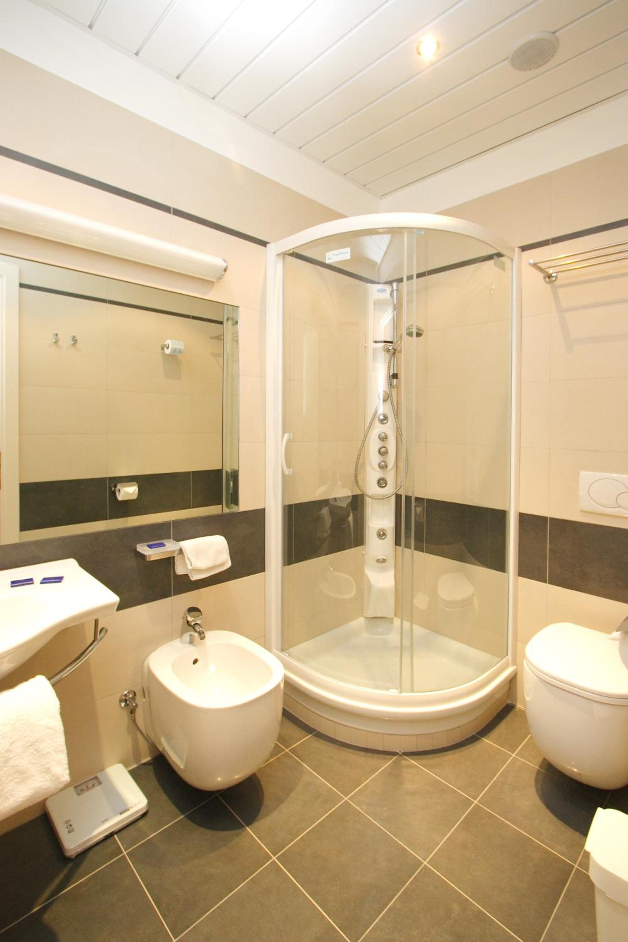 غرفة بسرير كوين، Roma Hotel 2/3