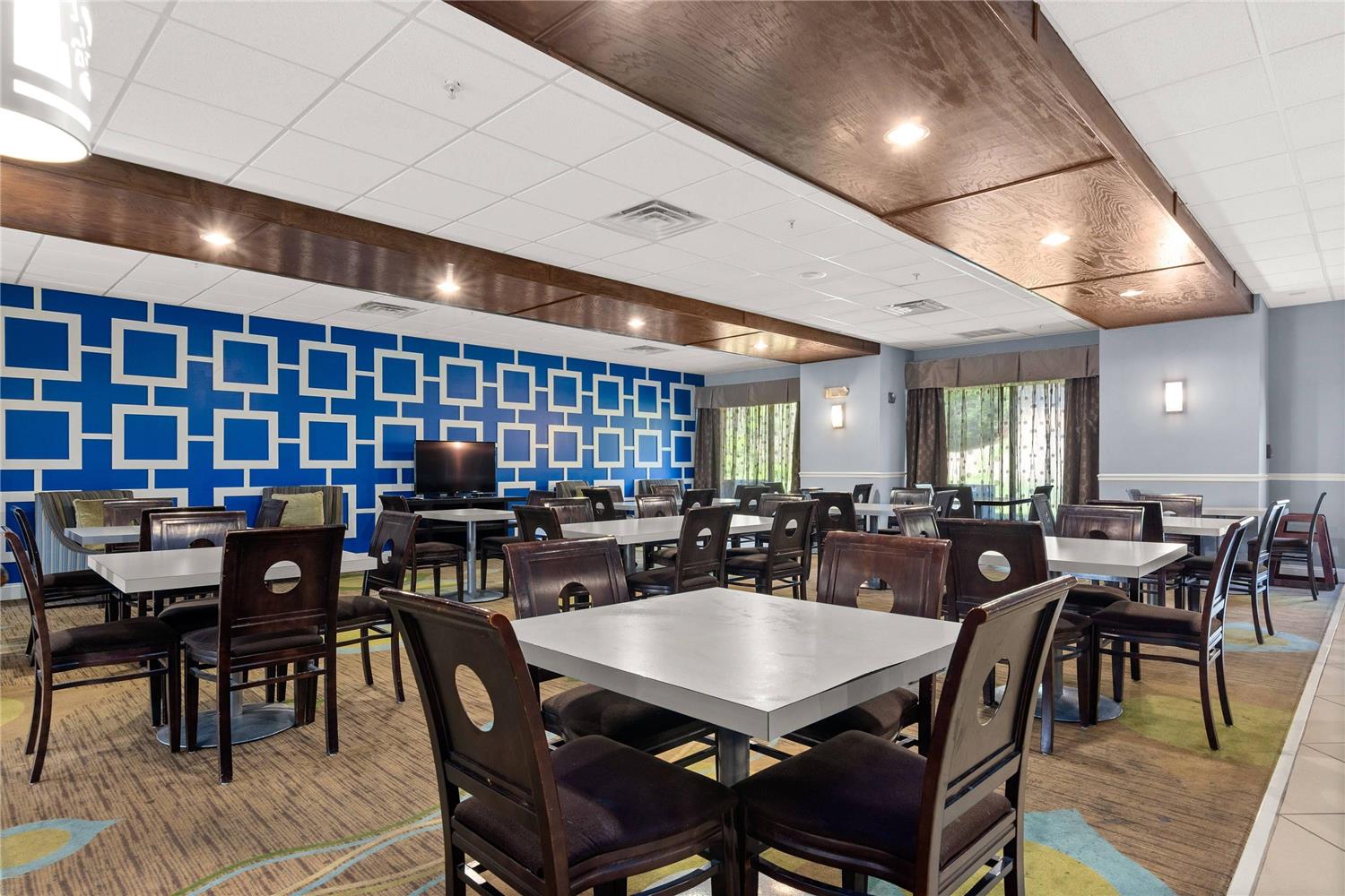 Portland Inn & Suites Portland, TN 31/35
