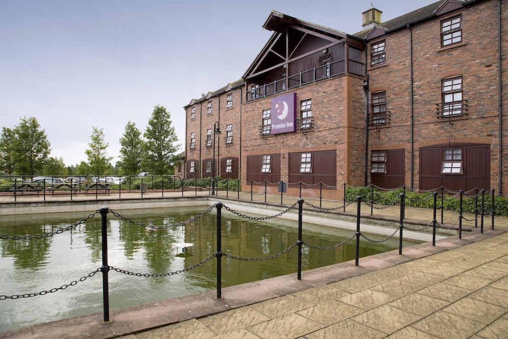 Premier Inn Milton Keynes South West (Furzton Lake) 29/31