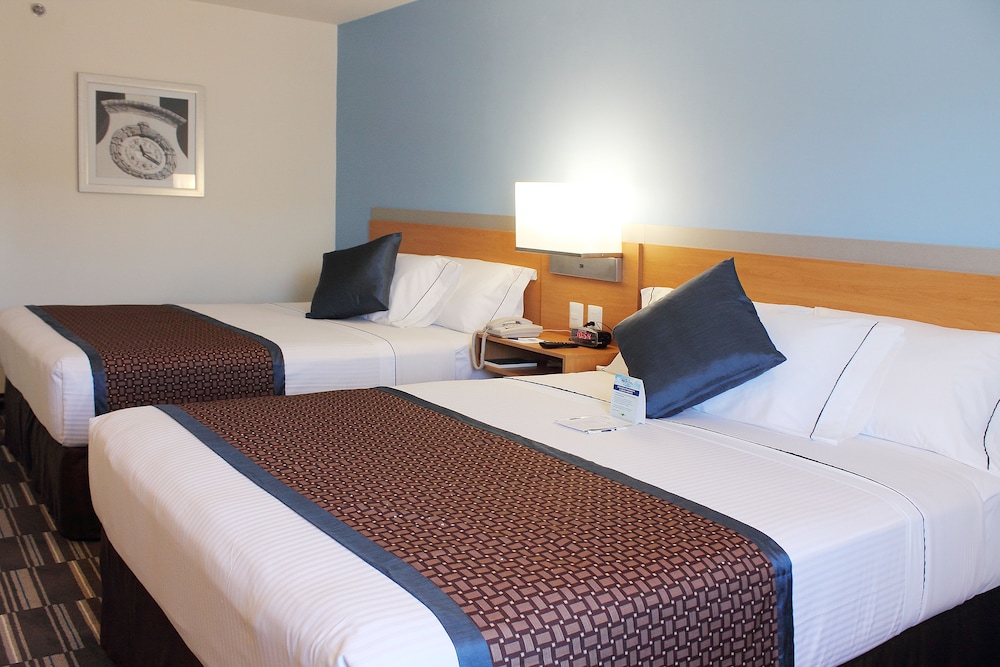 Microtel Inn & Suites by Wyndham Culiacan 7/56