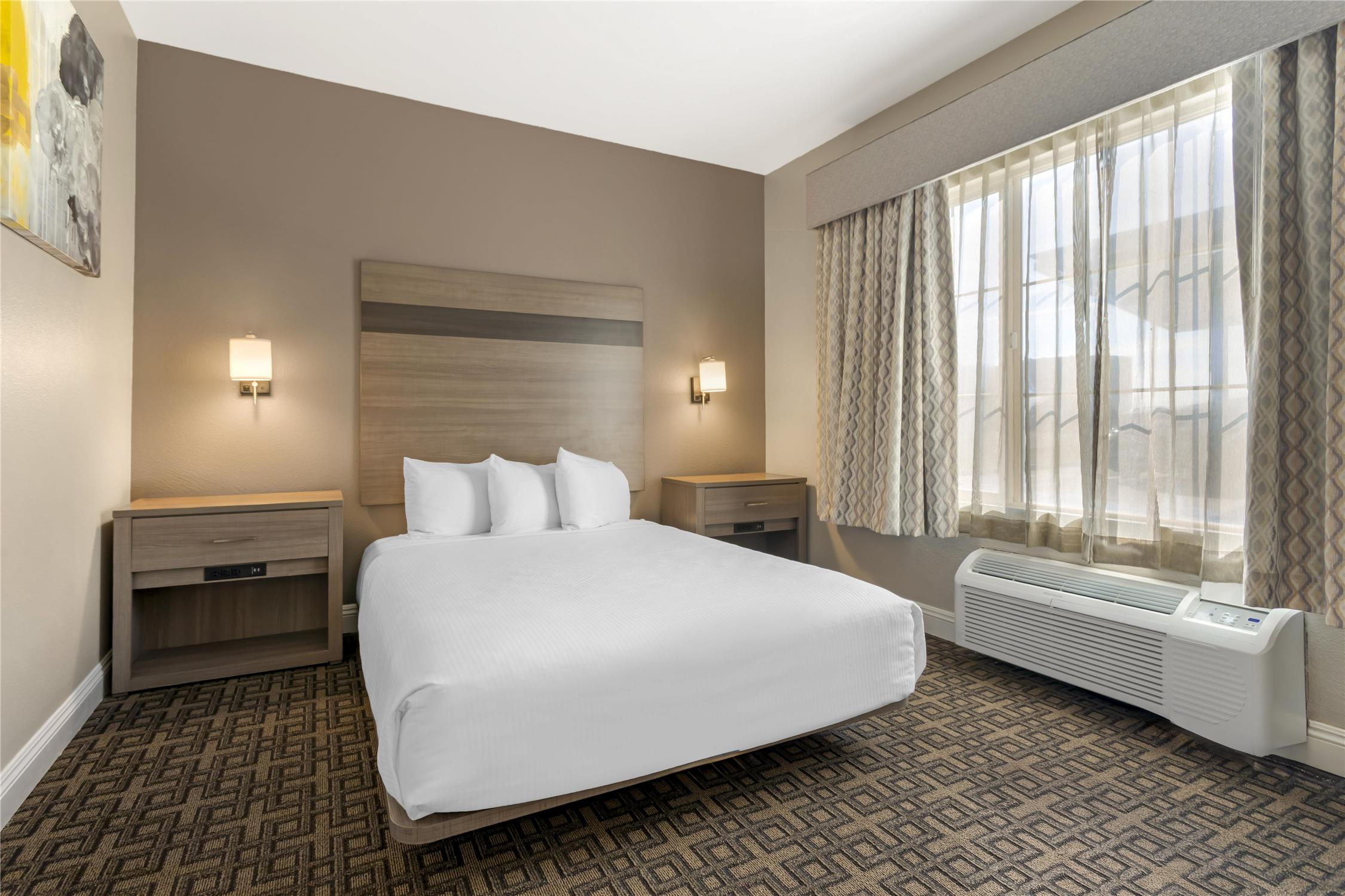 Suite, Queen Bed, Accessible
