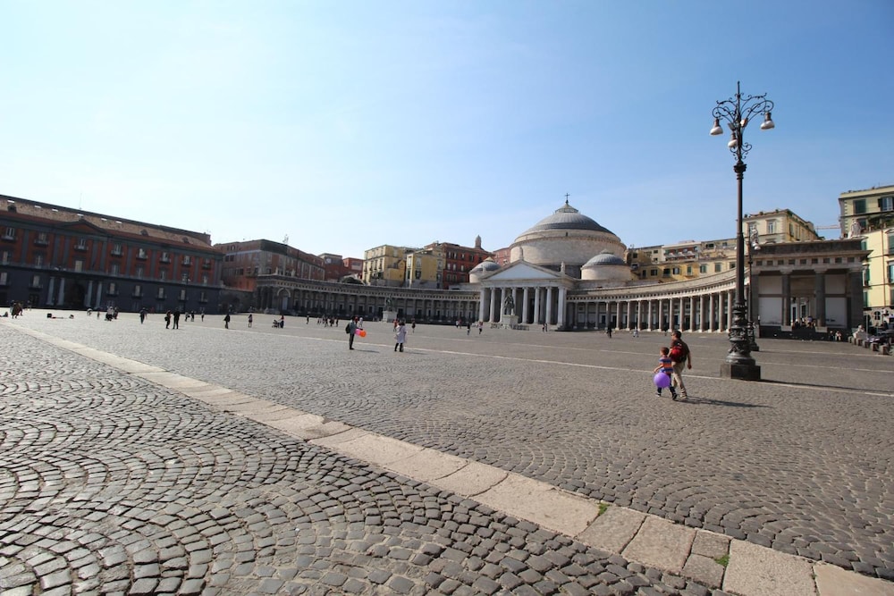Piazza Carita 42/49