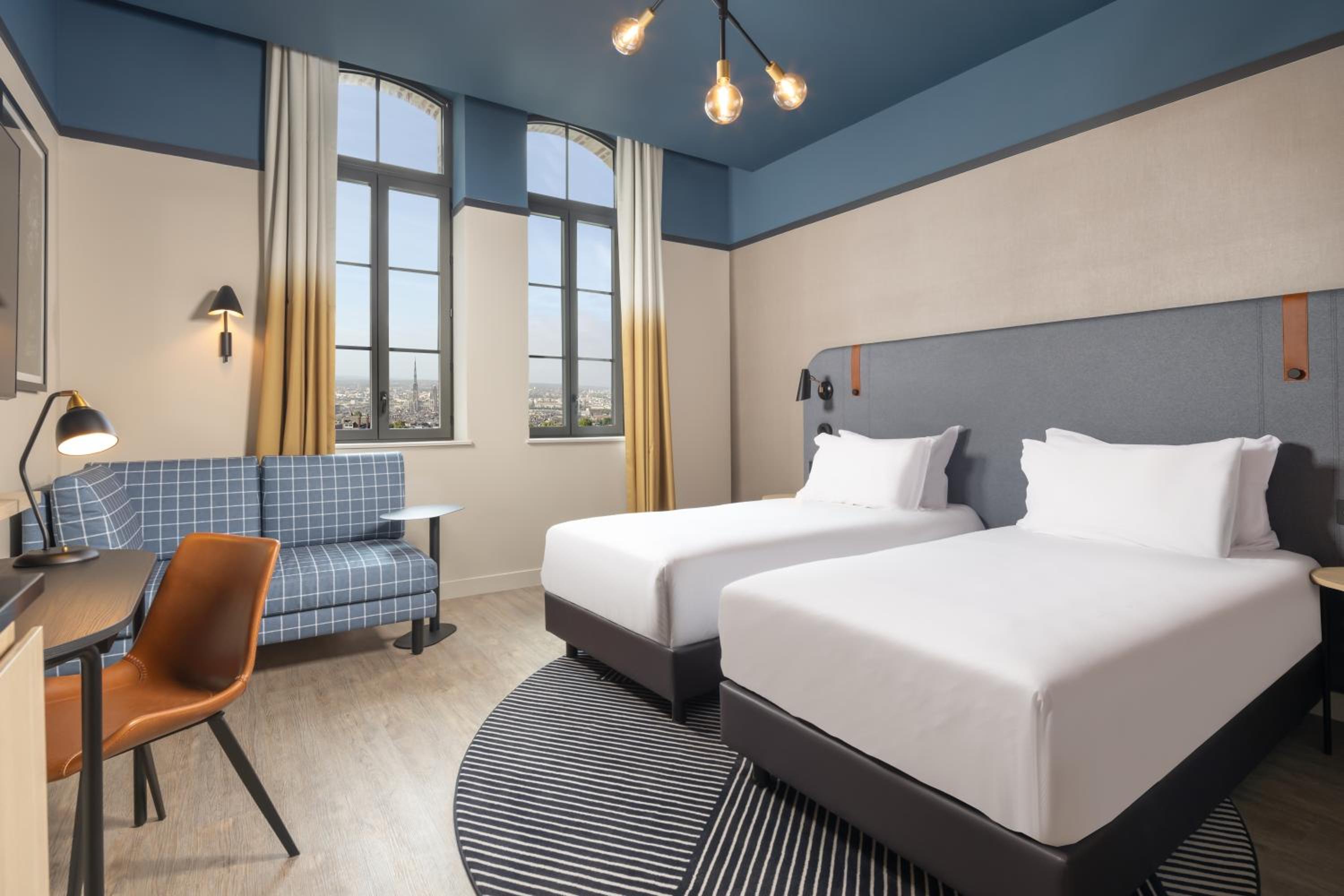 Deluxe, Twin Beds, City and Cathedral View