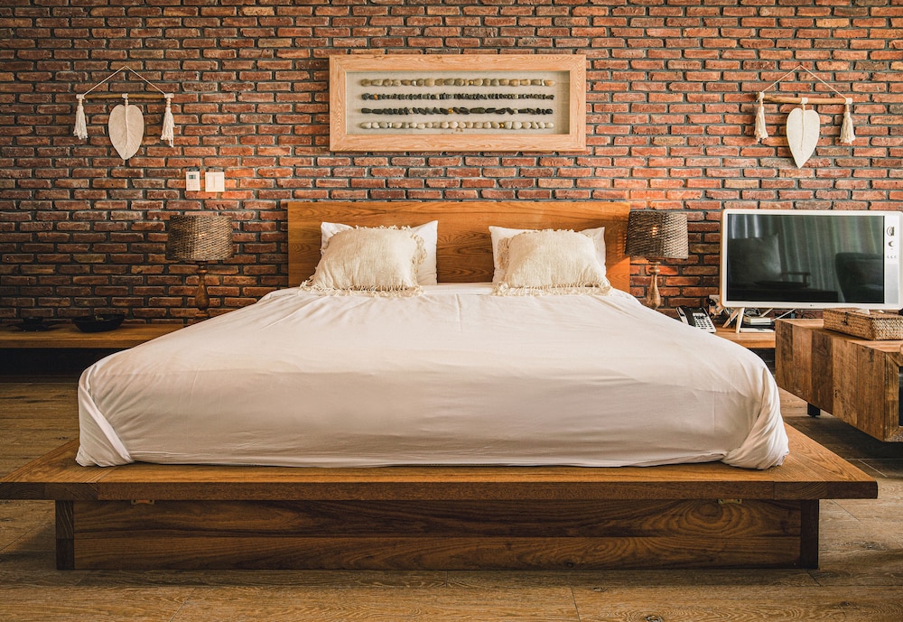 ROOM, KING BED