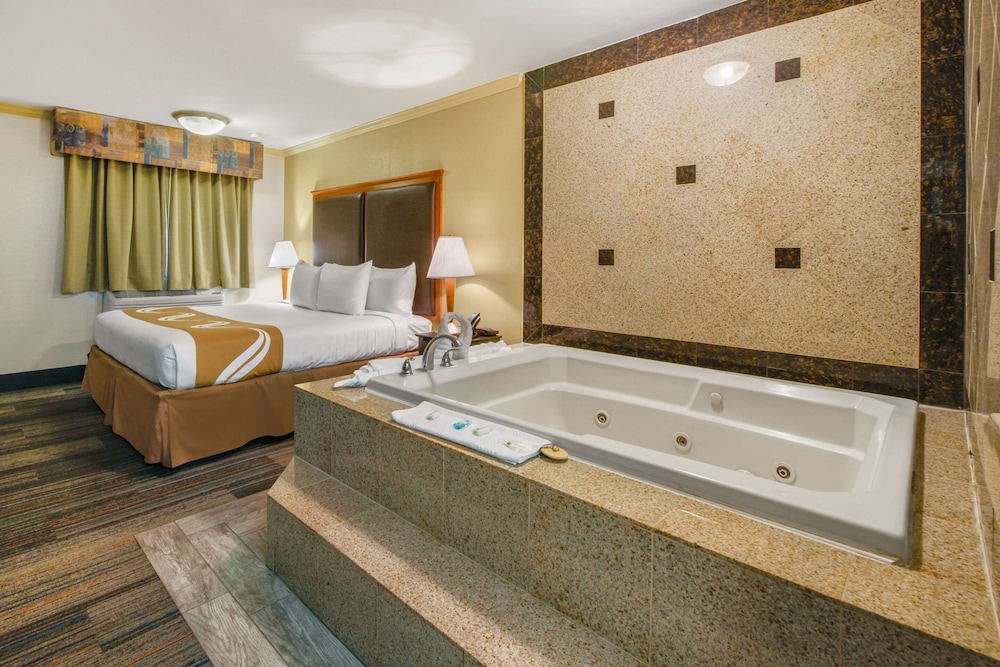 HIBISCUS Inn & Suites 23/43