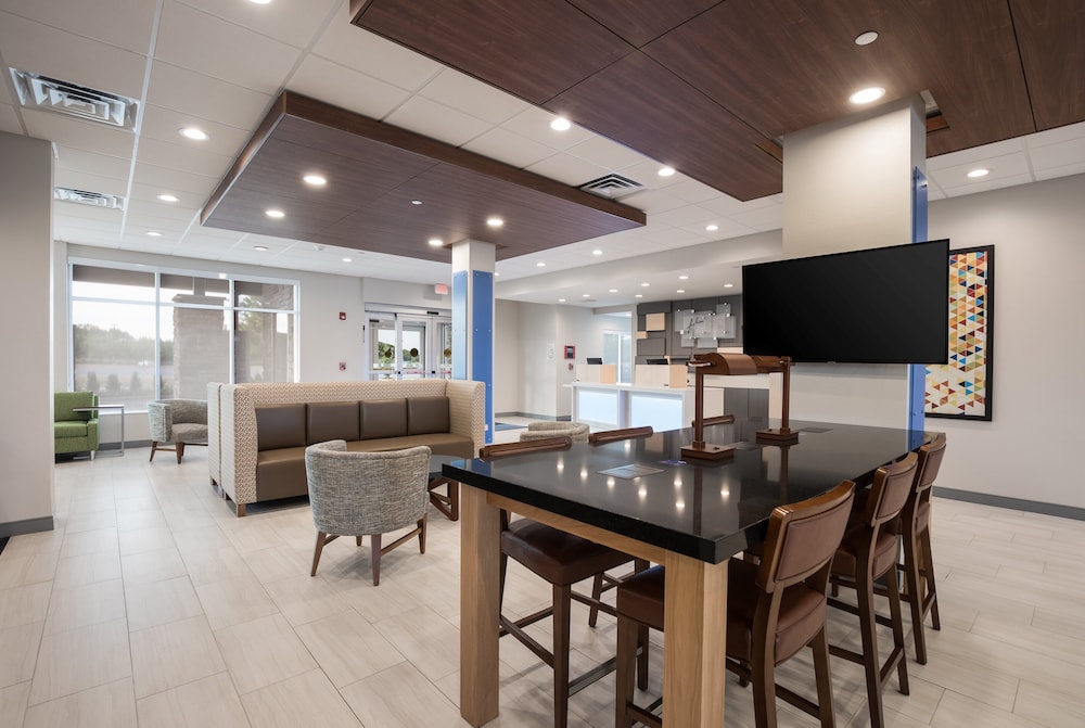 Holiday Inn Express And Suites Hoffman Estates 39/48