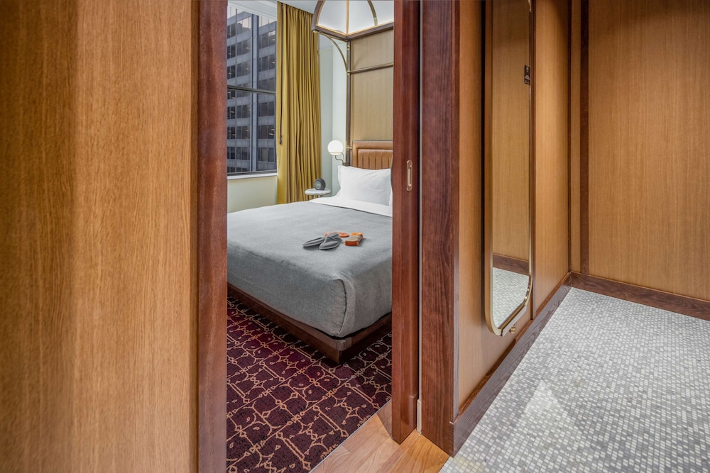 Landmark, Suite, King Bed, City View، Canopy by Hilton Chicago Central Loop 3/3