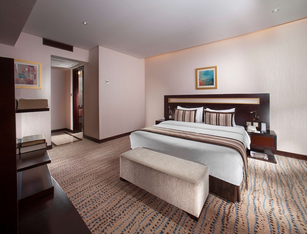 Golden Tulip Bahrain 24/78
