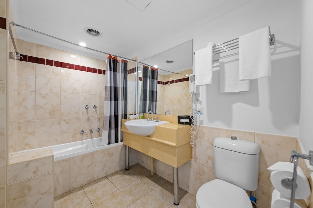 2 Bedrooms, Family Suite, Queen and Twin Beds, Kitchenette, ROWVILLE INTERNATIONAL HOTEL 4/5