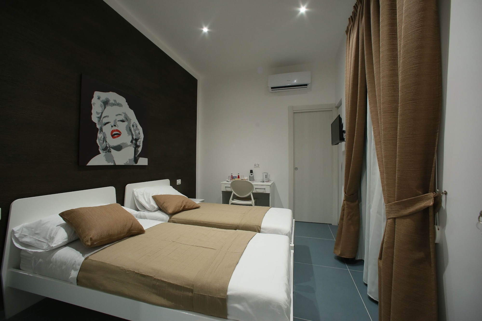 CLASSIC, DOUBLE OR TWIN BED, COURTYARD VIEW
