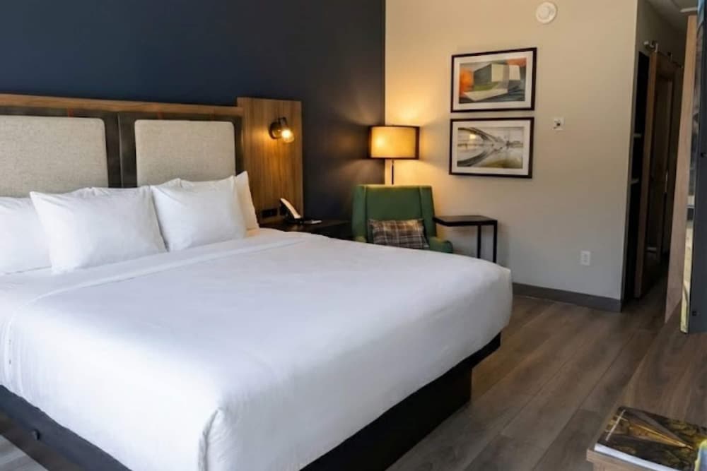 ROOM, KING BED