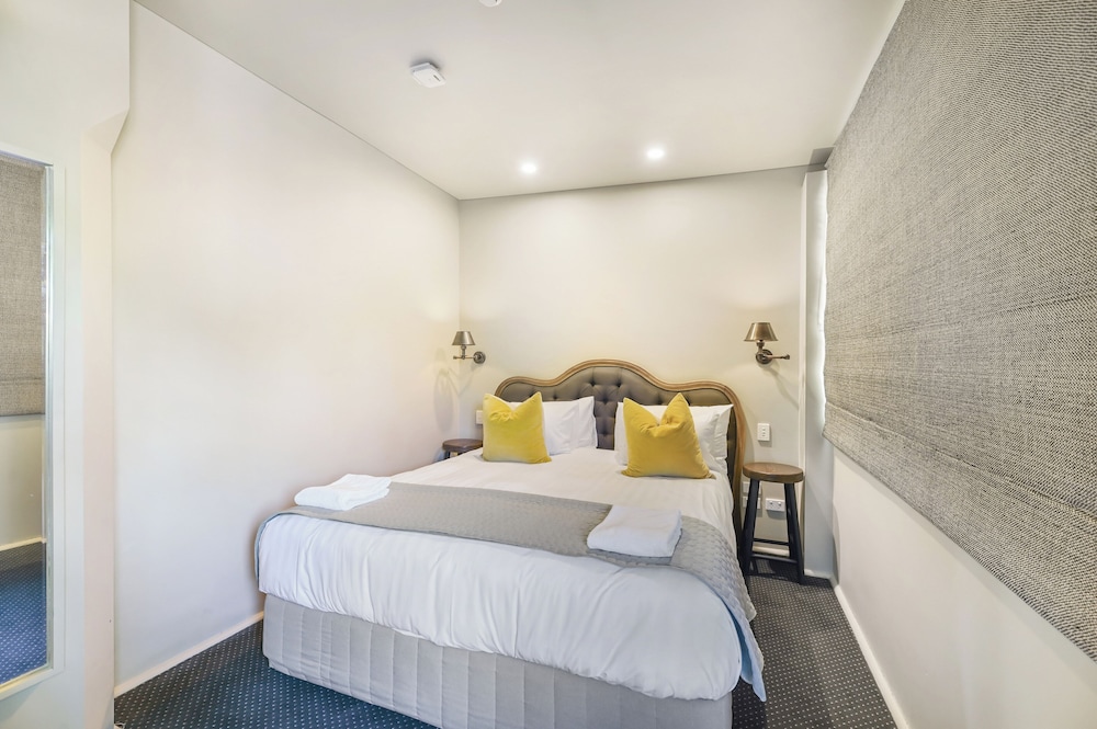 Mini, Junior Suite, King Bed, Bathtub
