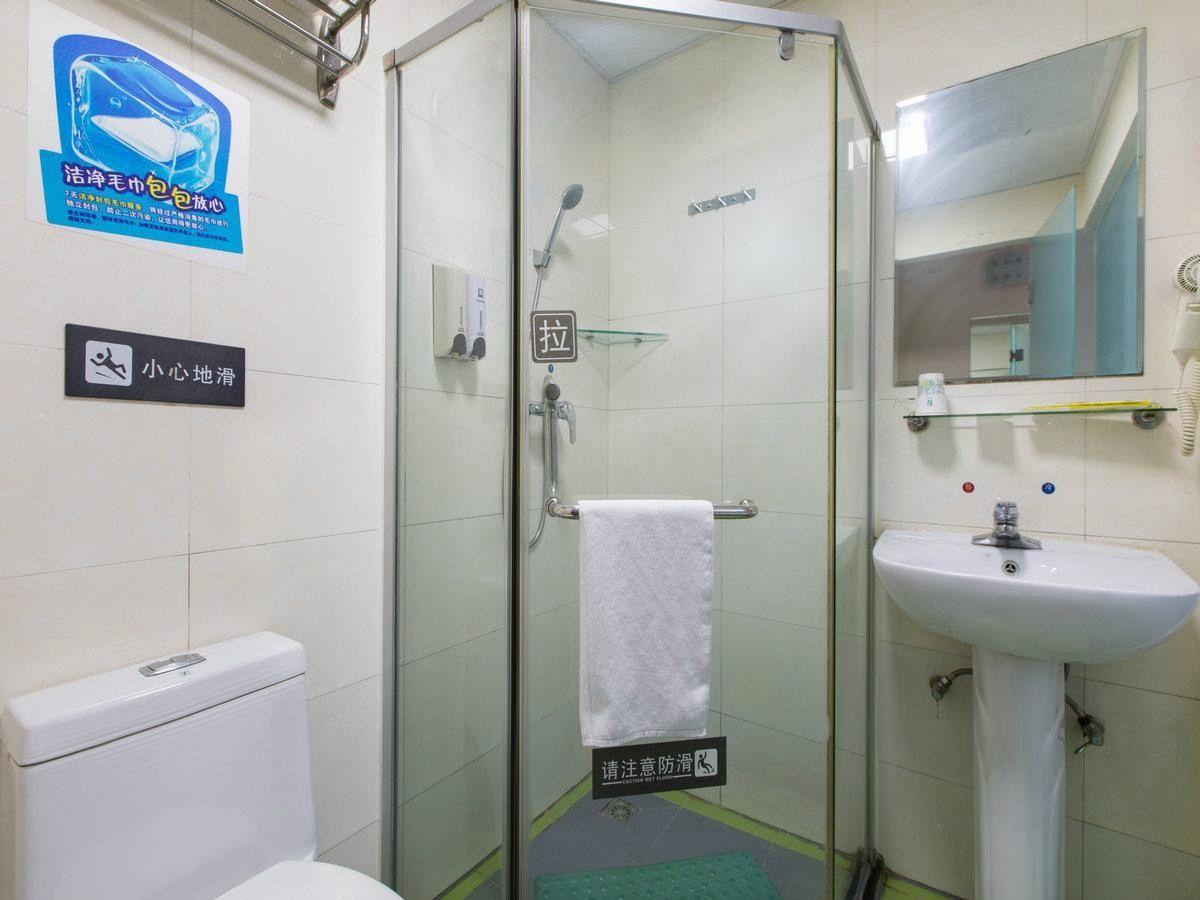 7 Days Inn (Beijing Dinghui Temple Wuluju Metro Station) 45/50