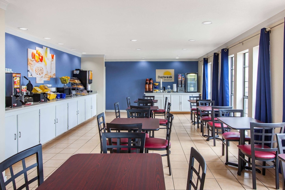 Days Inn & Suites by Wyndham Braunig Lake 16/22