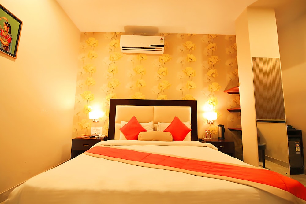 DELUXE, DOUBLE OR TWIN BED