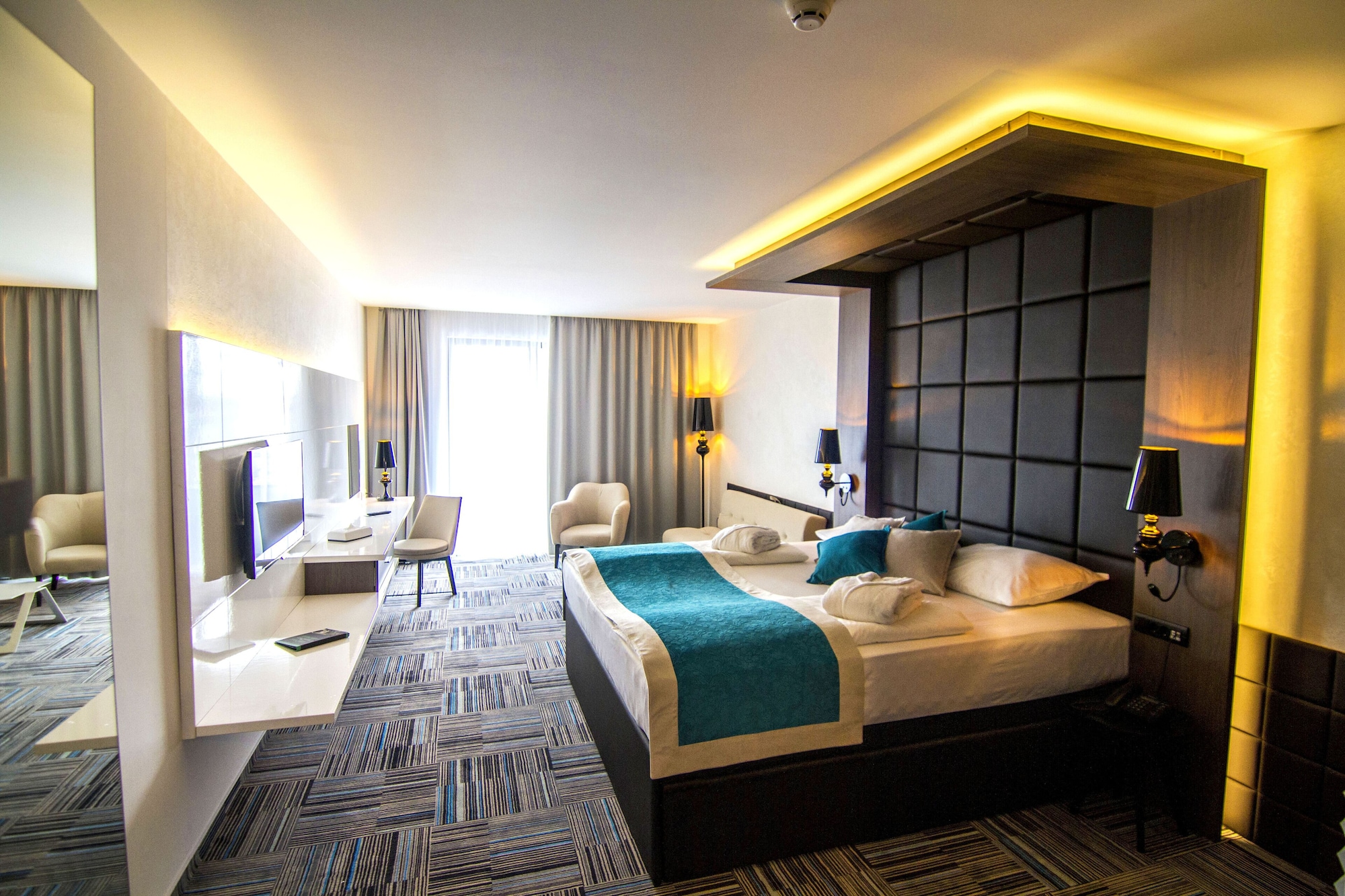 1 BEDROOM, DELUXE, SUITE, MOUNTAIN VIEW, BALCONY