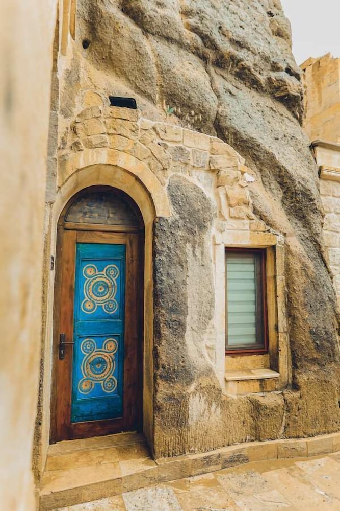 Serenus Cave Suites 4/50