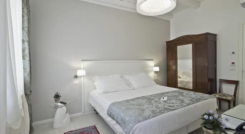 Chiara Lodge 33/33