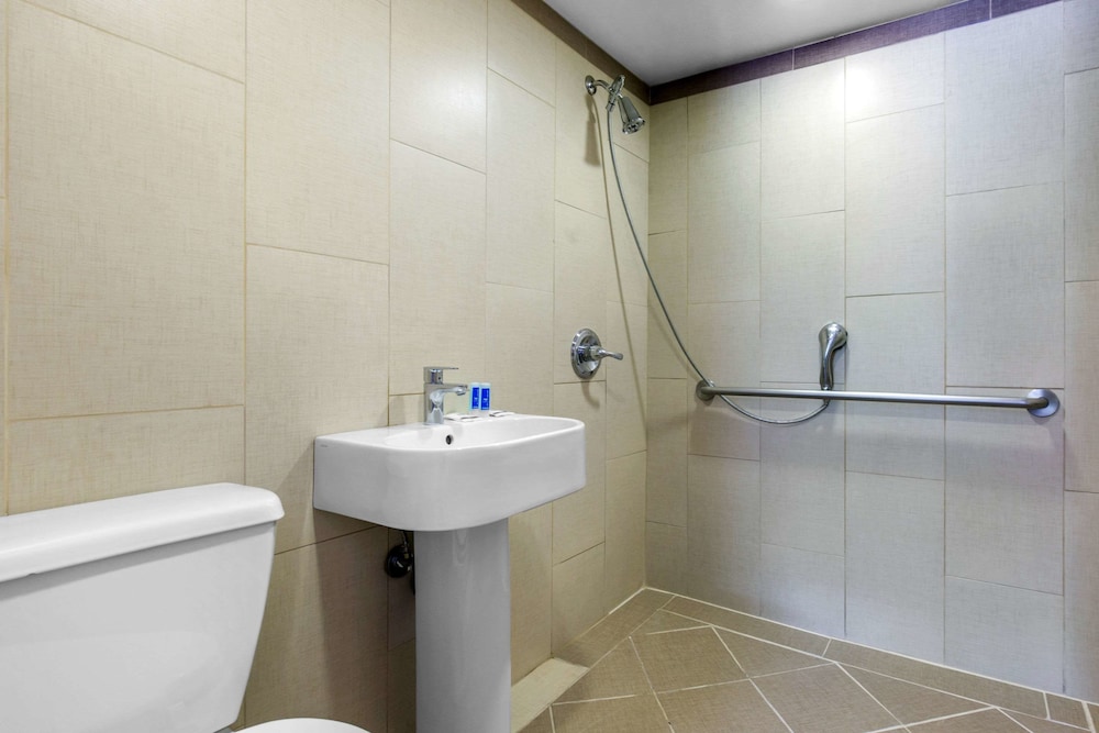 غرفة قياسية بسرير كوين، Rodeway Inn Chicago North Shore - Lincolnwood 3/3