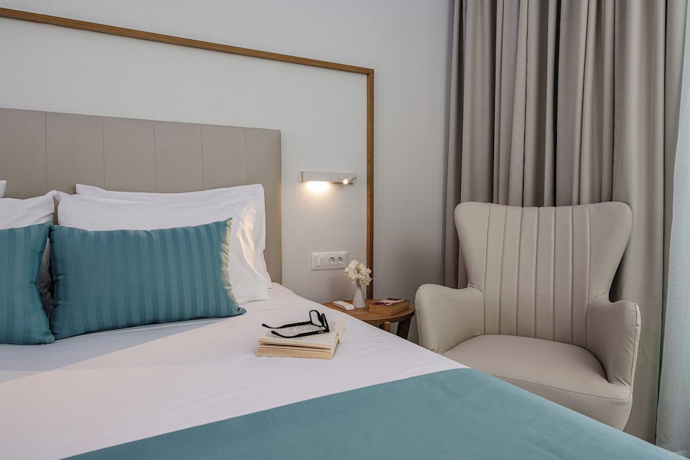 DELUXE, DOUBLE OR TWIN BED, POOL VIEW, BALCONY