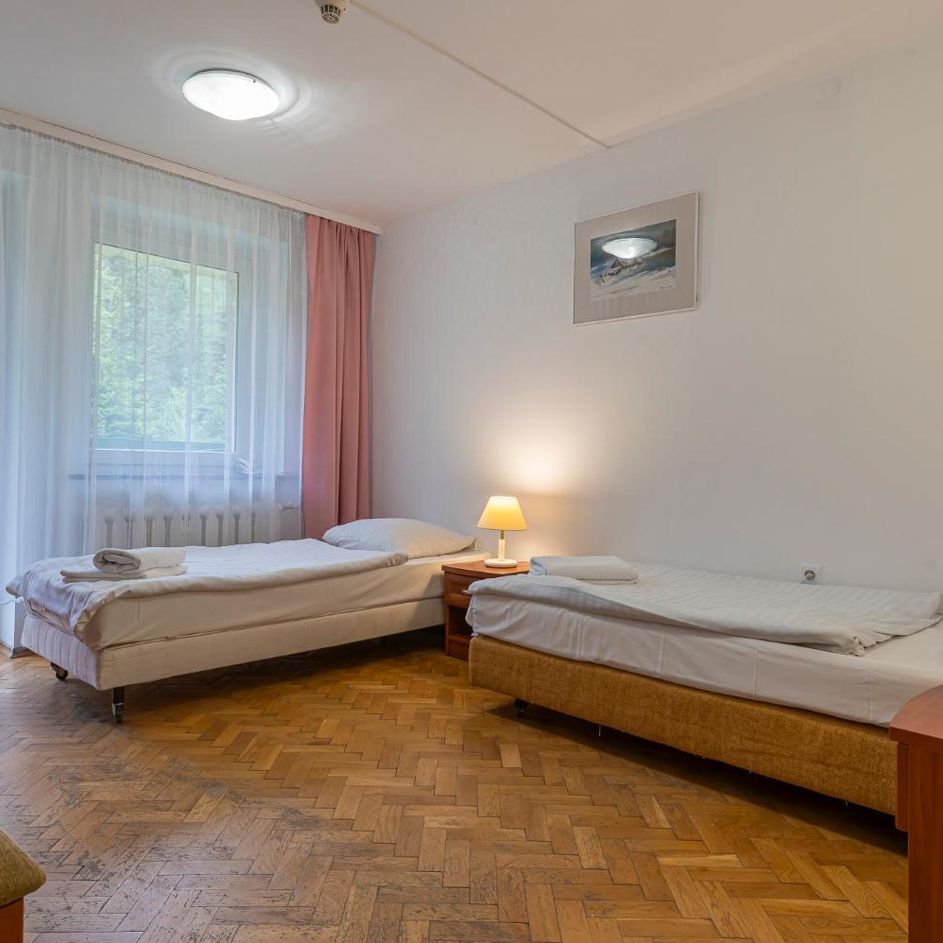 غرفة بسريرين منفصلين