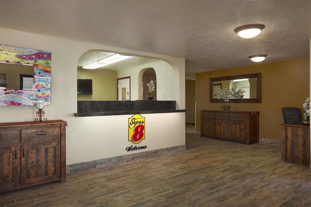 Super 8 By Wyndham Idaho Falls 4/25