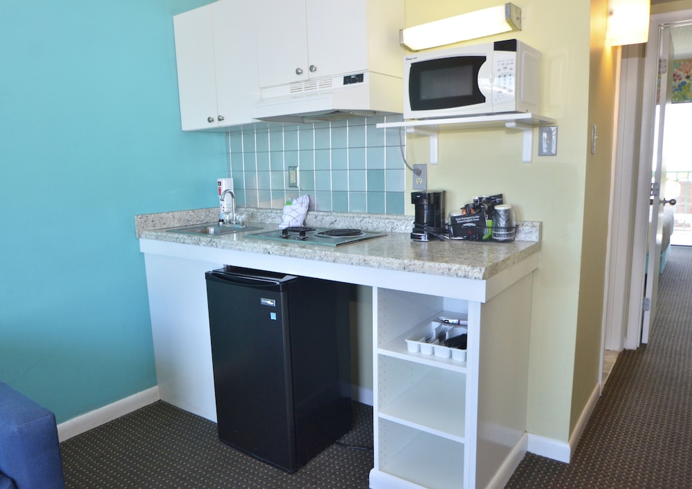 Cayman Suites Hotel 61/80