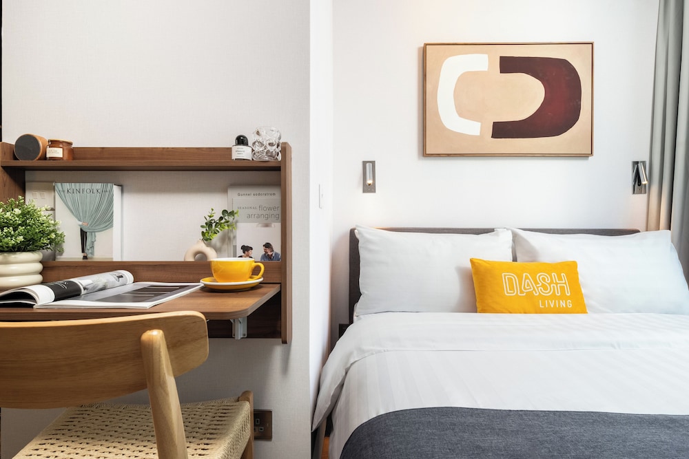 Dash Living On Queen's 11/37