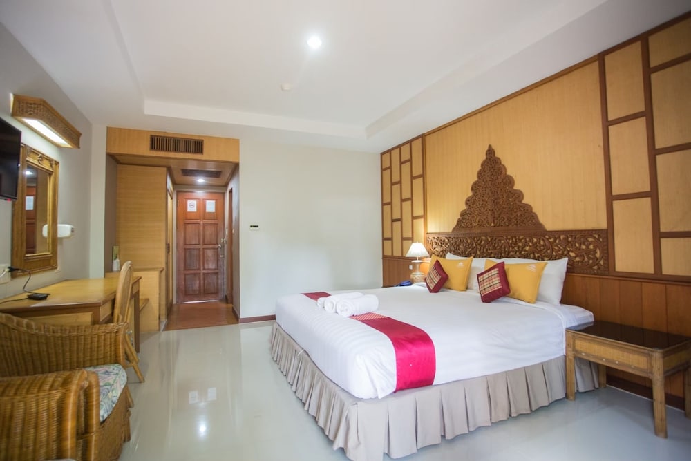 DELUXE, TWIN BEDS, BATHTUB