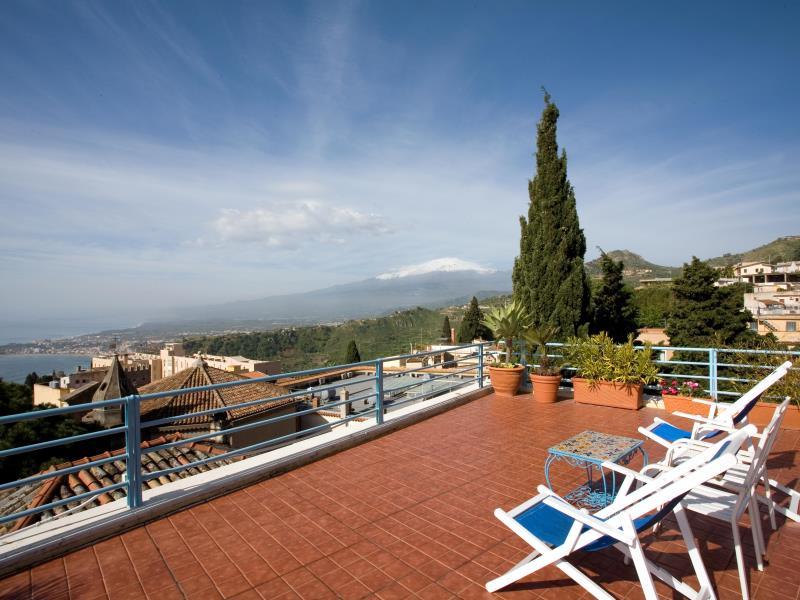 DELUXE, DOUBLE OR TWIN BED, PARTIAL SEA VIEW, BALCONY