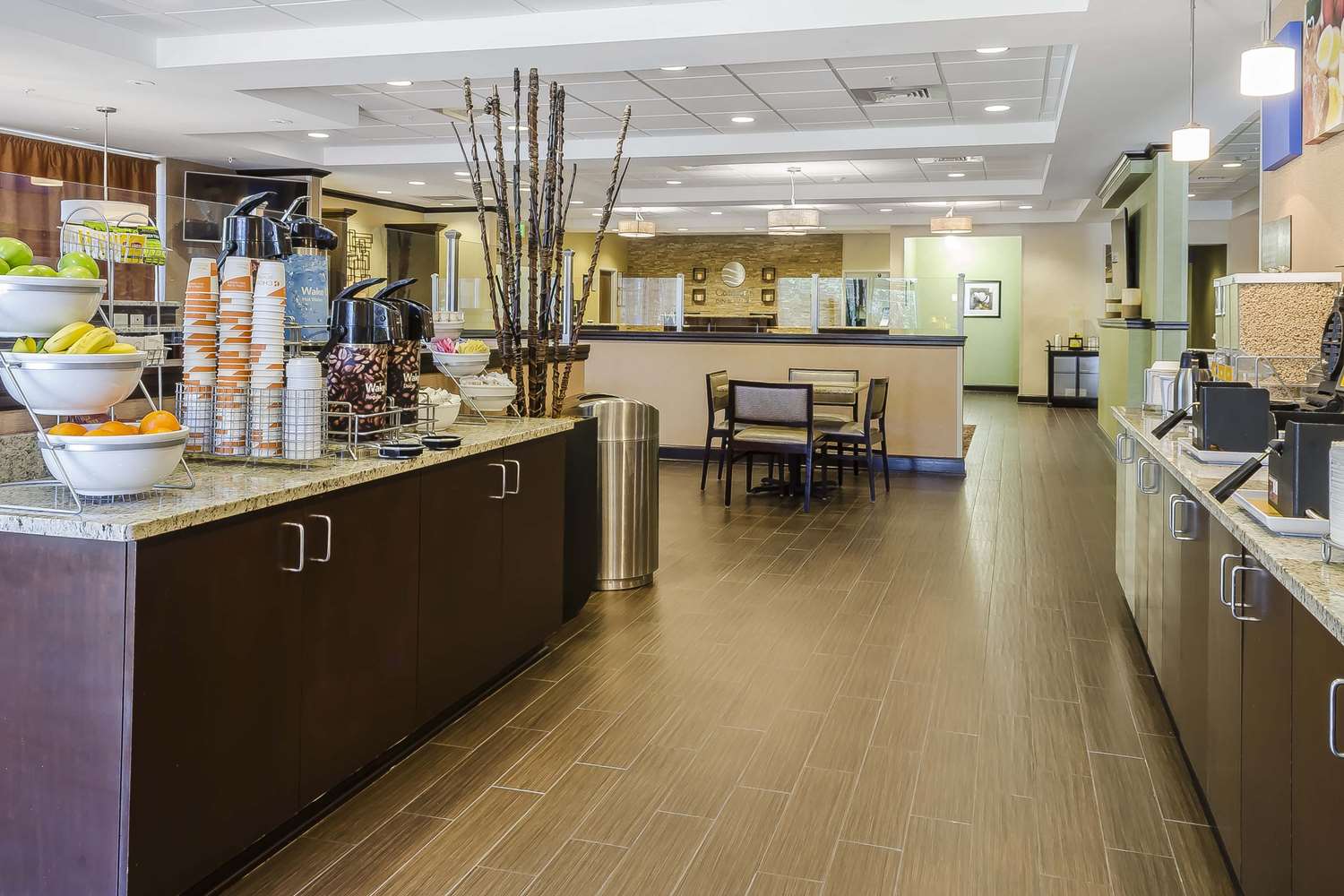 Lobby at Spark by Hilton Dothan, DOTHAN - AL