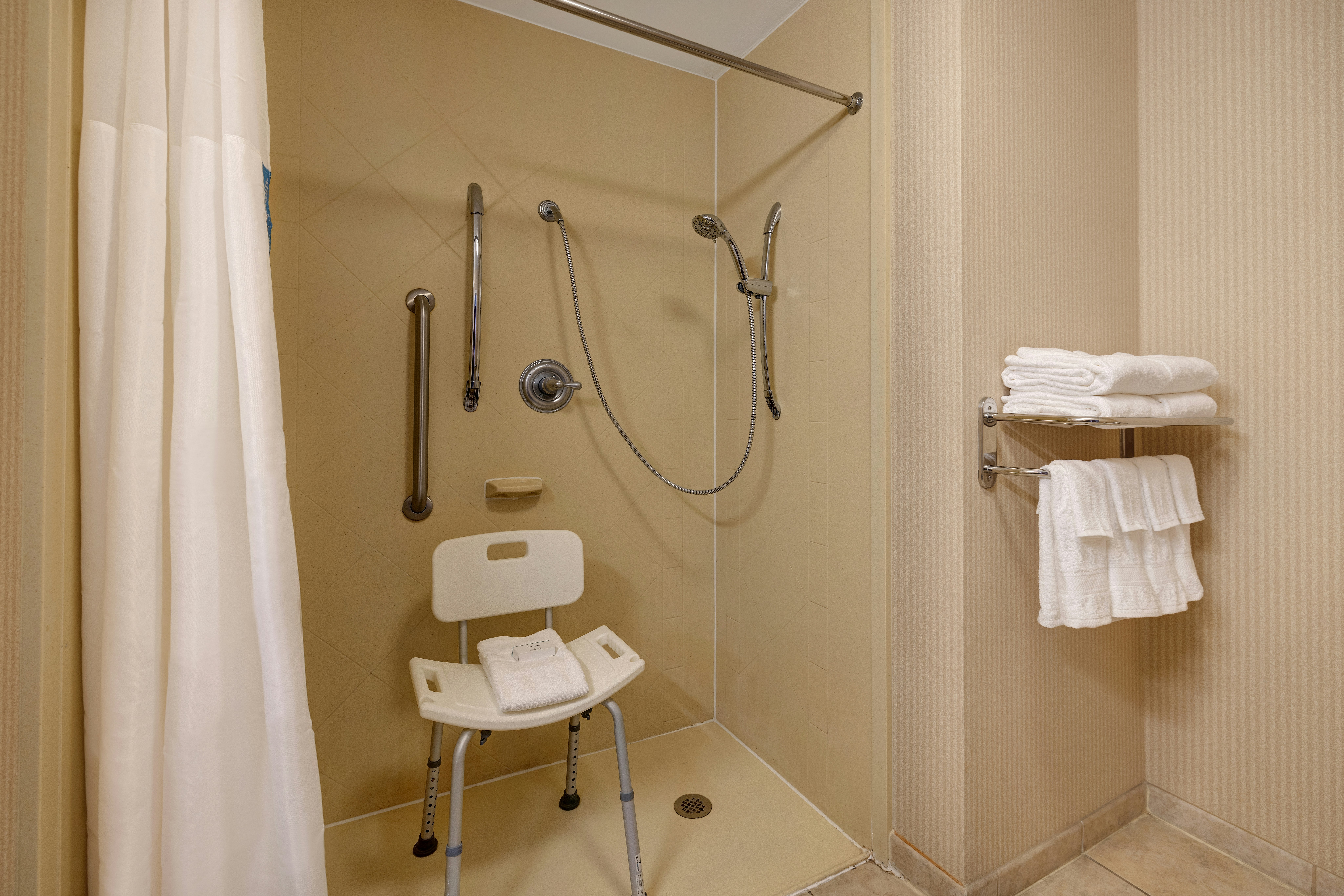 غرفة بسريرين كوين لذوي الإعاقة، Hampton Inn Victoria 2/2