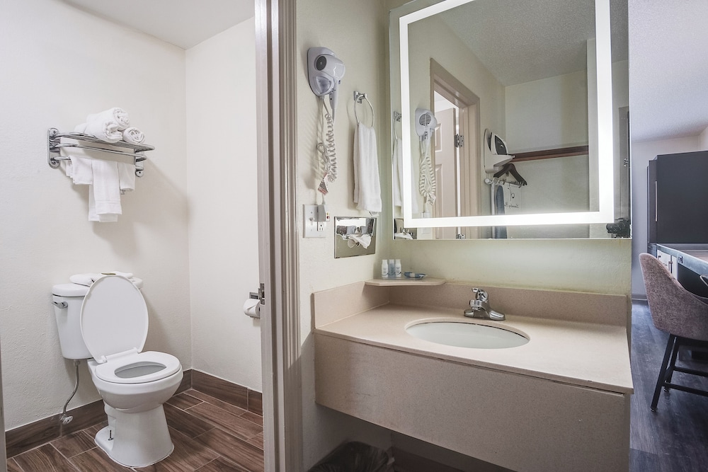 Cottonwood Suites Savannah Hotel and Conference Center 70/71