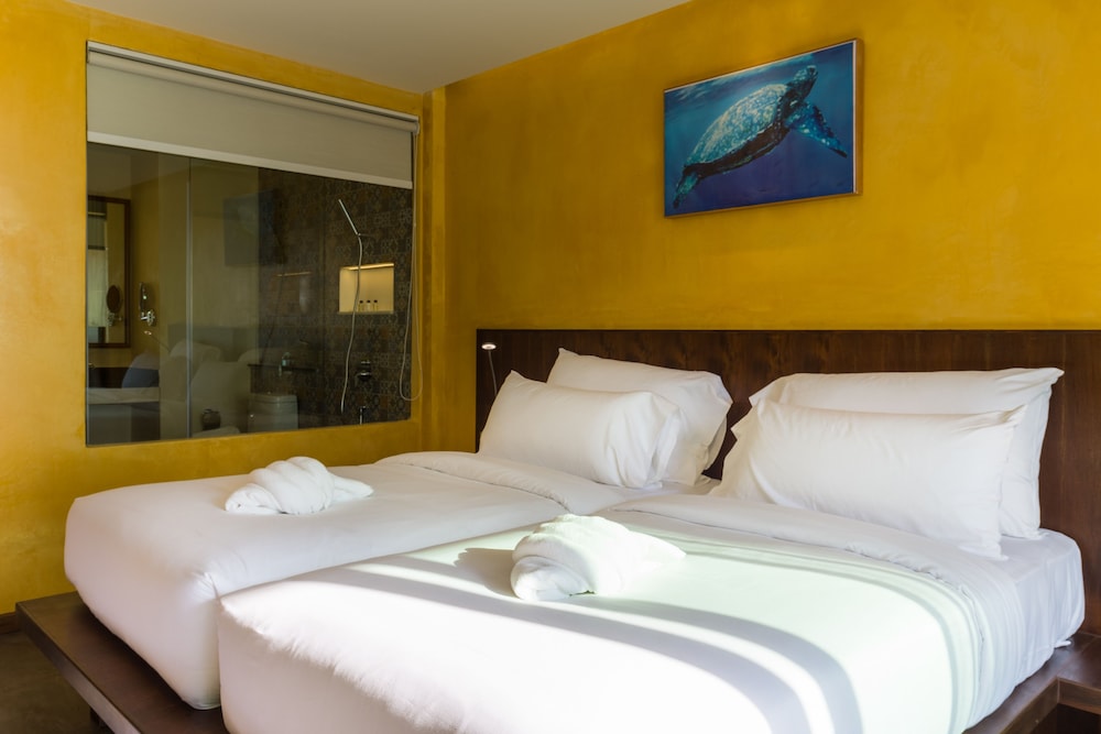DELUXE, TWIN BEDS