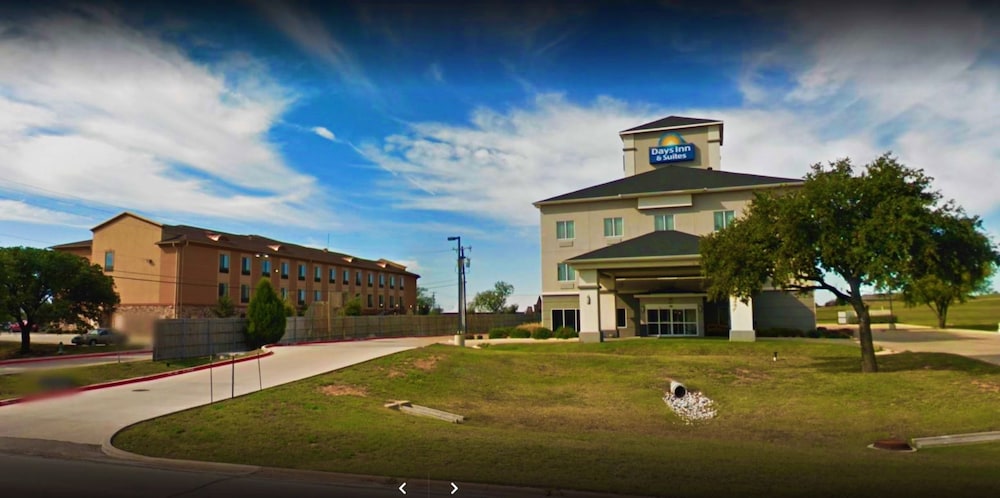 Days Inn & Suites by Wyndham Mineral Wells 1/37