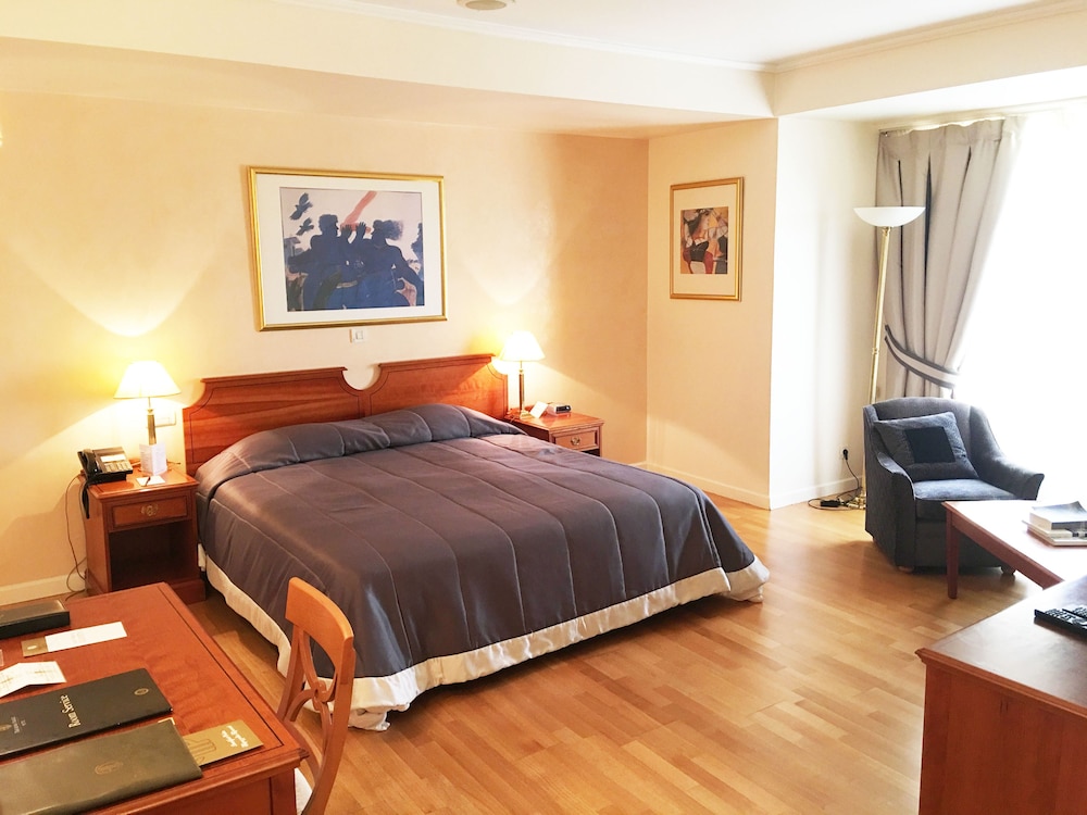 DELUXE, DOUBLE BED