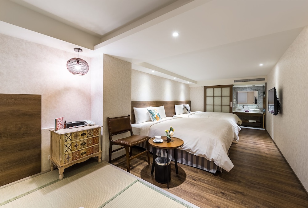Lan Kwai Fong Garden Hotel 49/66