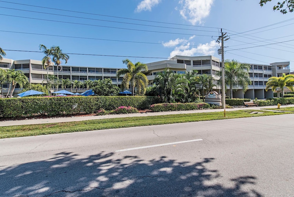 Marco Beach Vacation Suites 66/73