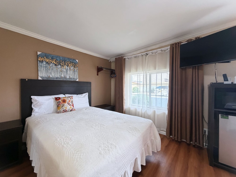 Royal Inn and Suites 18/42