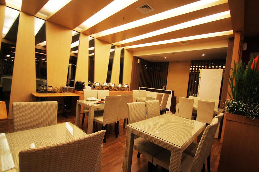 The L Hotel Entertainment 22/27