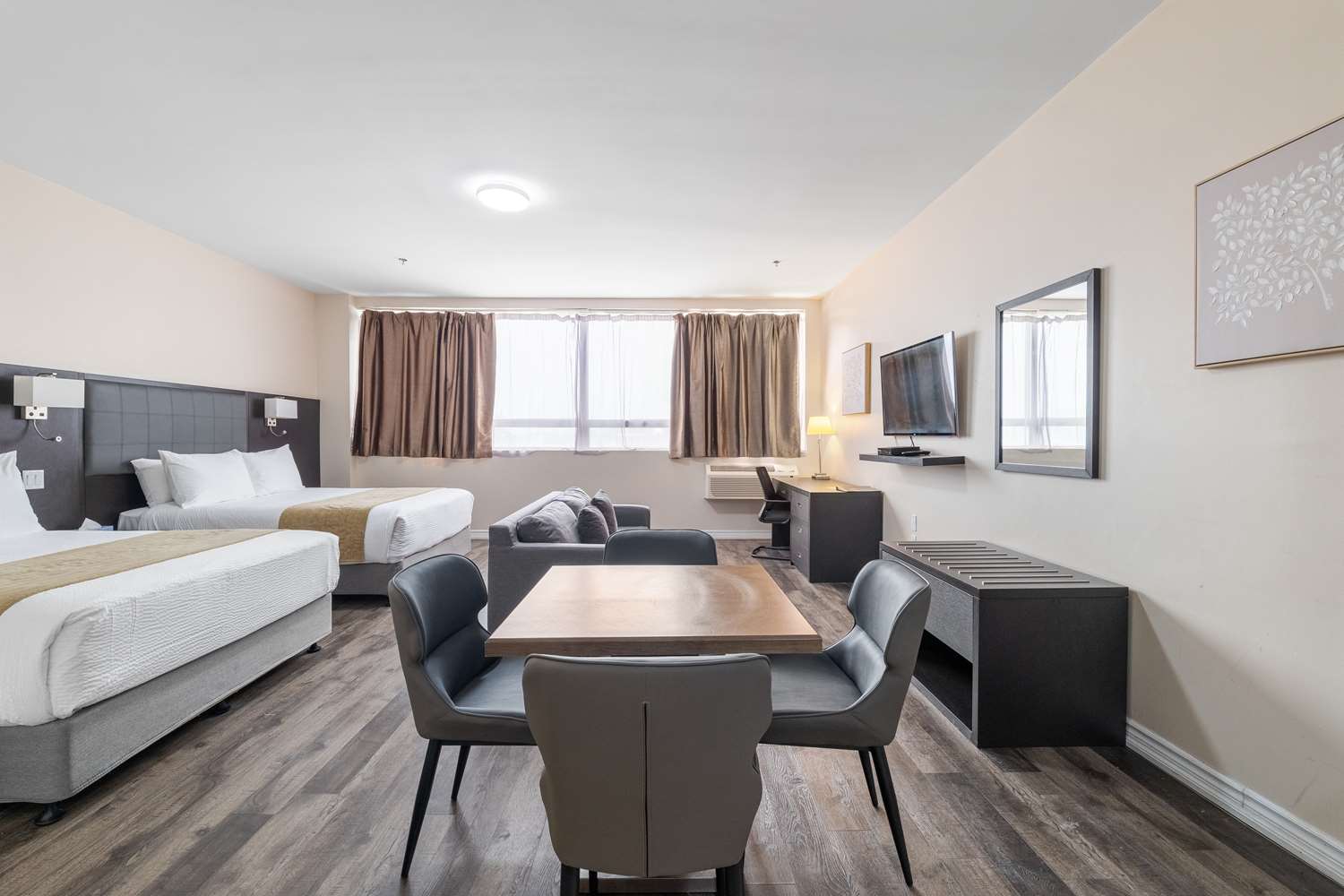 Suite, 2 Queen Beds, Sofa, Kitchen