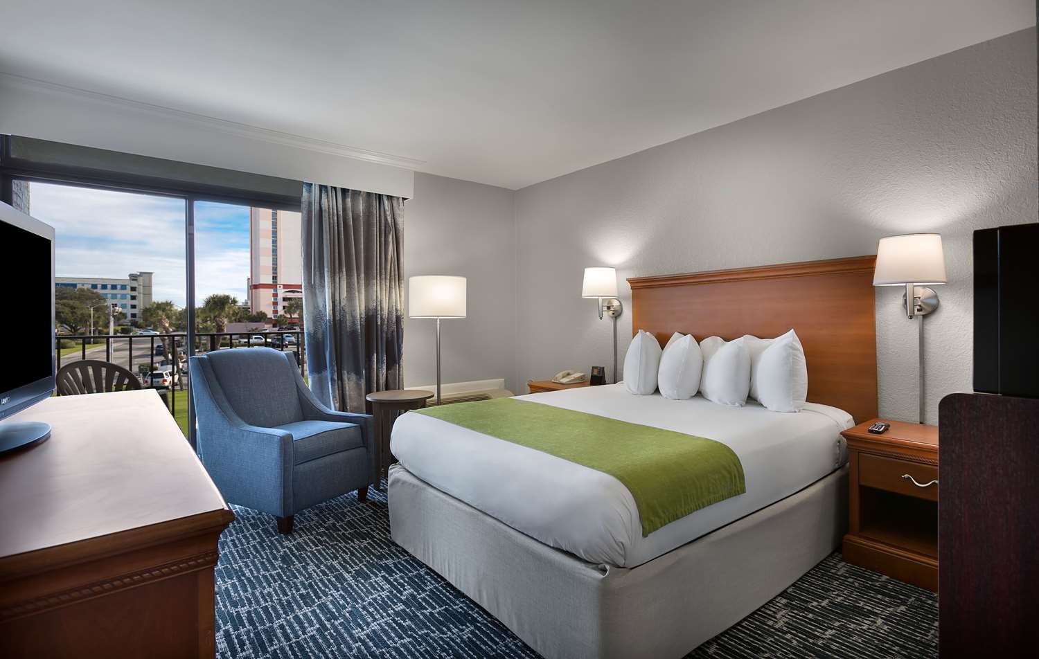 Room, Queen Bed, Street View, Balcony
