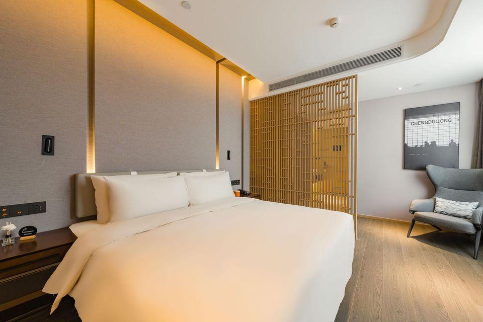 Elegant, Queen Bed