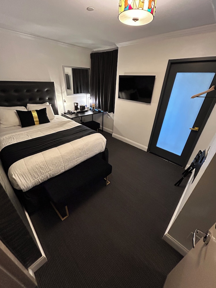 ROOM, QUEEN BED, CITY VIEW