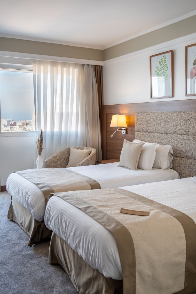 SUPERIOR, TWIN BEDS, CITY VIEW