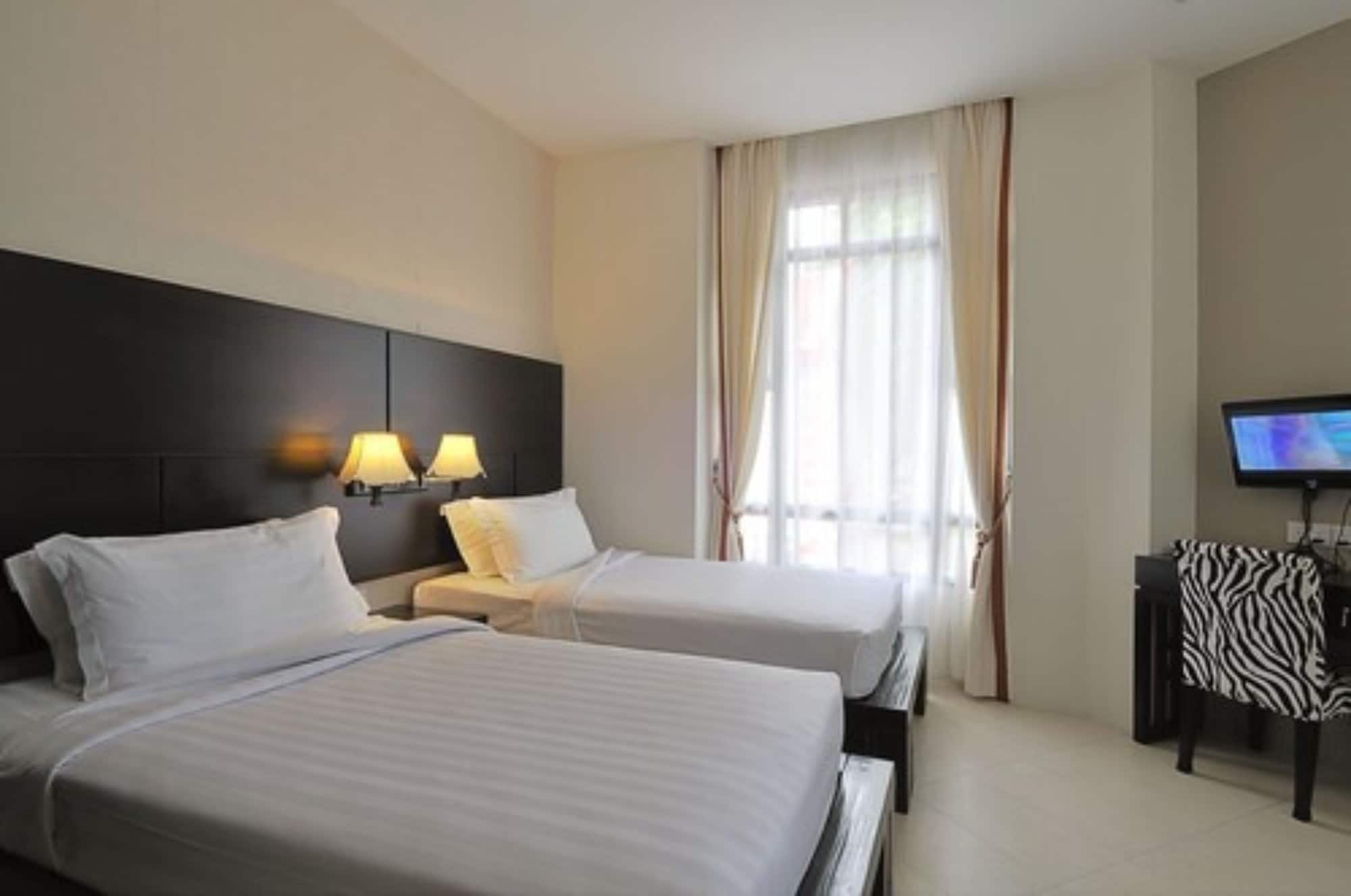 DELUXE, TWIN BEDS