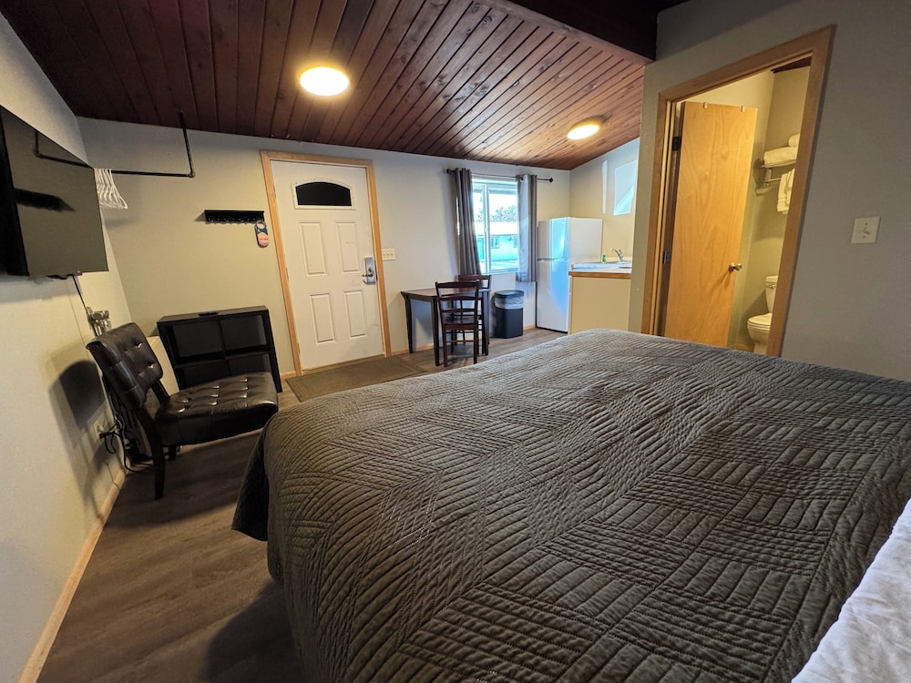Pioneer Motel 24/43